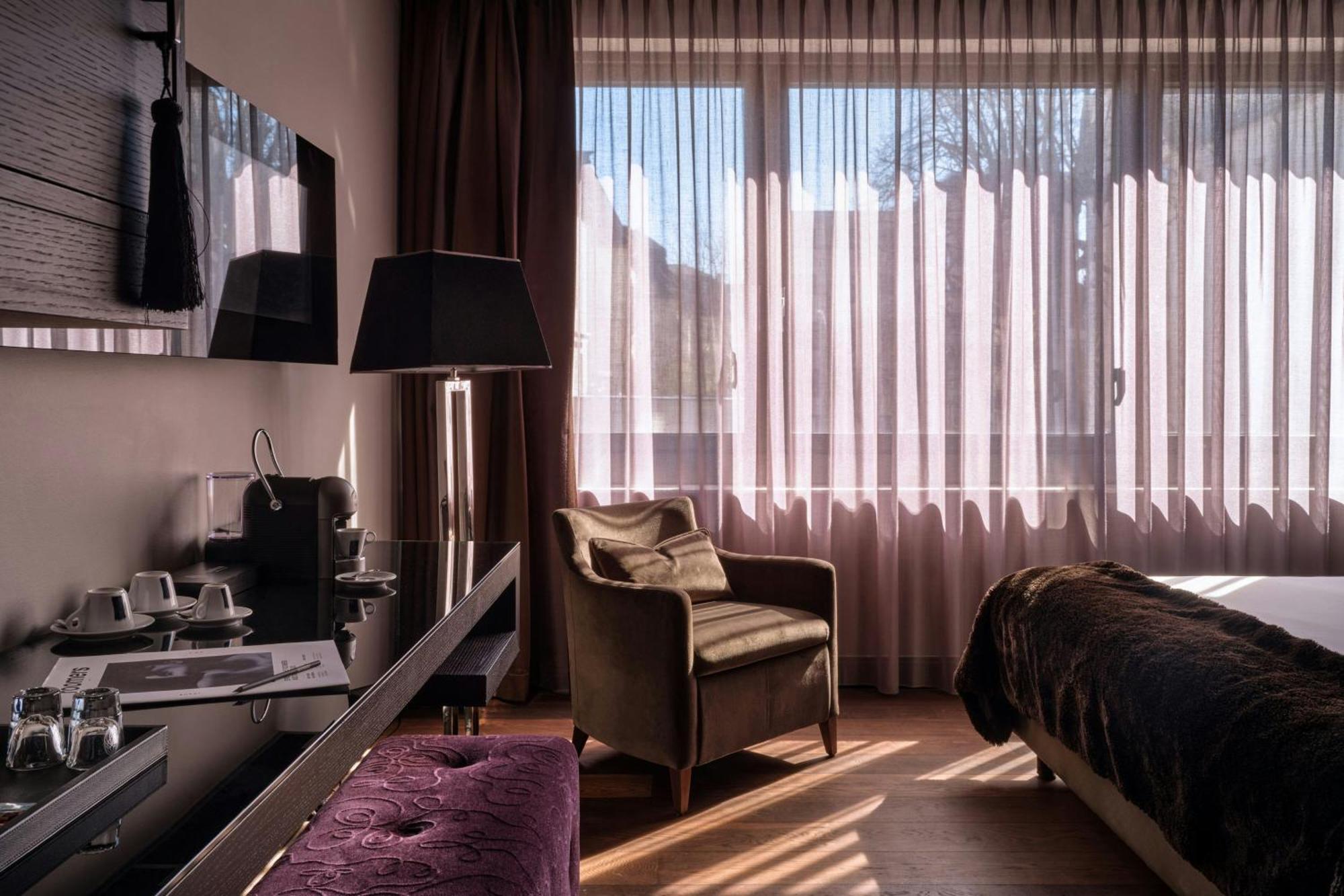 Comfort Queen Room with Courtyard View