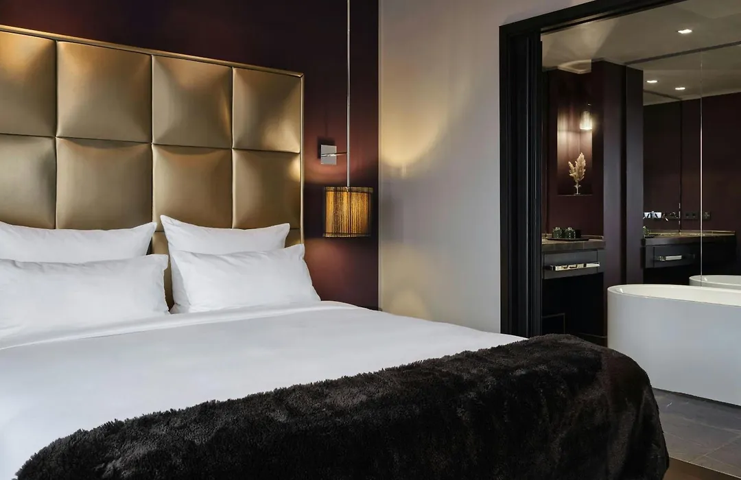 Roomers Frankfurt Central, Autograph Collection-1